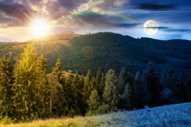 Çayırda ve yamaçta köknar ağaçları, mavi gökyüzünün altında kozalaklı ormanlar, alacakaranlıkta güneş ve ay olan bulutlar. Sonbaharın başlarında dağlık kırsal alan. Gündüz ve gece zaman kavramını değiştirir