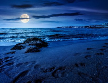 Tatlı mevsimde, kumlu bir kumsalda gün doğumu. Karadeniz kıyılarında güzel ve sıcak bir hava var. Sahilde dolunayda