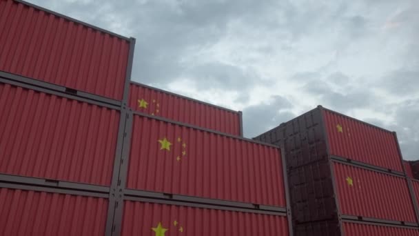 中国进出口业务的概念 悬挂中国国旗的集装箱位于集装箱码头 — 图库视频影像