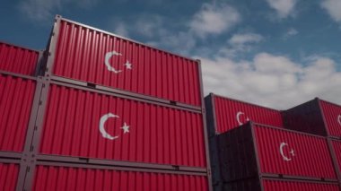 Konteynır terminalinde Türkiye bayrağı konteynerleri bulunmaktadır. Türkiye 'nin ithalat ve ihracat işi kavramı.