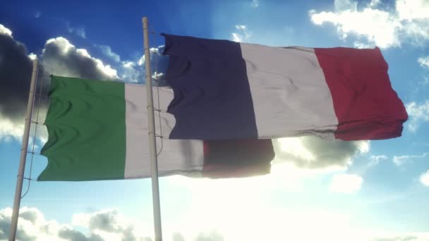 旗竿にイタリアとフランスの旗 イタリアとフランスは風に旗を振っている イタリアとフランスの外交概念 — ストック動画