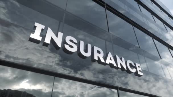 ガラス窓と空の反射と保険会社の建物 オフィスビルのファサードに保険に署名する — ストック動画