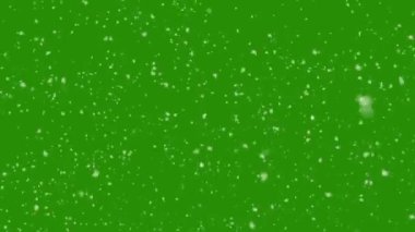 Yeşil ekran arka planına düşen gerçekçi kar. Kış kar etkisi.