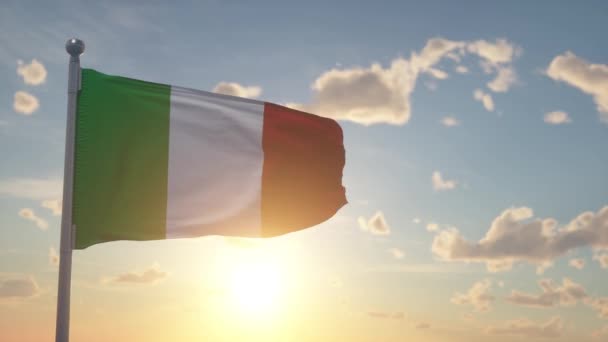 風の空の背景に手を振ってポールにイタリアの旗 イタリアの国旗 — ストック動画