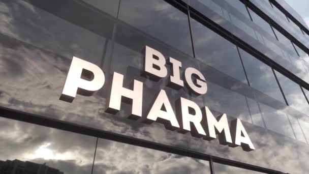 Großes Pharma Gebäude Mit Glasfenstern Und Himmelsspiegelungen Schild Big Pharma — Stockvideo