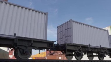 Lojistik ve ulaşım için beyaz kargo konteynerleri. Boş beyaz konteynırları olan kargo treni.