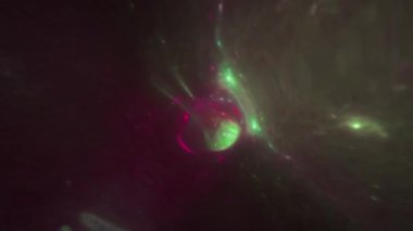 Zamanda ve uzayda milyonlarca yıldızla dolu bir solucan deliğinde kusursuz bir yolculuk. Solucan deliği uzay deformasyonu.