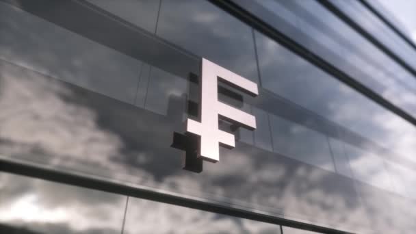 法国符号货币标志在现代玻璃摩天大楼上 在现代的立面上映照着天空和城市 商业和金融概念 — 图库视频影像