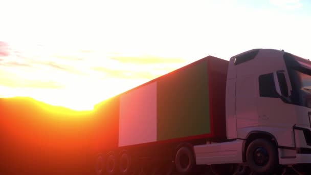 Lastbilar Med Italiensk Flagg Lastbilar Från Italien Som Lastar Eller — Stockvideo