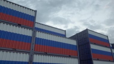 Rusya bayrak konteynırları konteyner terminalinde bulunmaktadır. Rusya ihracat veya ithalat kavramı.