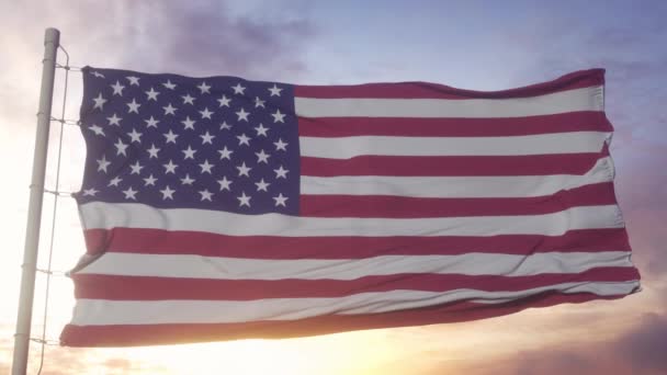 アメリカの国旗アメリカの風 太陽の背景に手を振って — ストック動画