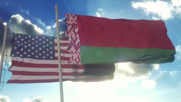 ベラルーシと米国の国旗が一緒に深い青空に手を振っています ベラルーシと米国は旗竿に旗を掲げる — ストック動画
