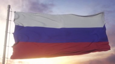 Rusya siyaseti ve haber kavramı. Gökyüzü arka planında Rus ulusal bayrağı.