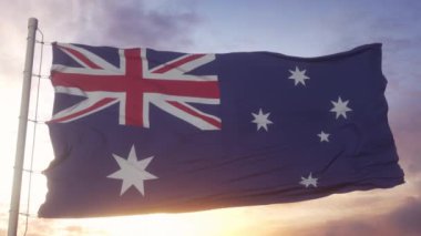 Avustralya 'nın ulusal bayrağı mavi gökyüzüne karşı rüzgarda dalgalanıyor..