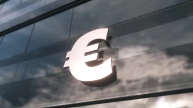 Modern bir cam gökdelenin üzerinde Avrupa Birliği para birimi işareti var. İş ve finans kavramı.
