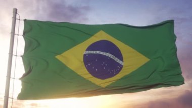 Brezilya 'nın gerçekçi bayrağı derin dramatik gökyüzüne karşı rüzgarda dalgalanıyor.