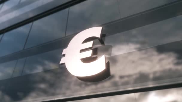 近代的なガラスの超高層ビルにユーロのEu通貨記号 ビジネスと金融の概念 — ストック動画