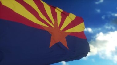Arizona bayrağı gökyüzünde dalgalanan bir bayrak direğinde. Arizona Eyaleti Amerika Birleşik Devletleri.