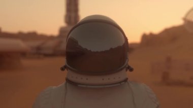 Mars 'taki astronot. Mars yüzeyinde yürüyen astronot..