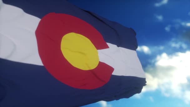 空の風になびく旗竿にコロラド州の旗 アメリカのコロラド州 — ストック動画