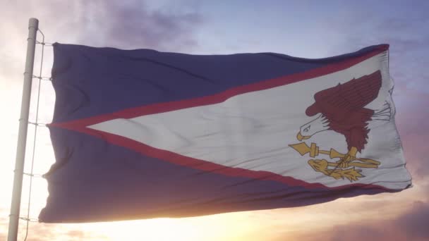 美属萨摩亚国旗在风 天空和阳光的背景下飘扬 — 图库视频影像