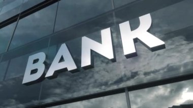 Cam binadaki banka tabelası. Modern cephede aynalı gökyüzü ve şehir. İş ve finans kavramı.