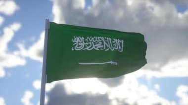 Suudi Arabistan bayrağı güzel mavi gökyüzüne doğru rüzgarla dalgalanıyor..
