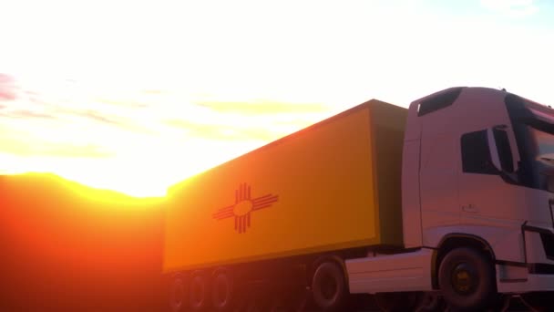 ニューメキシコ州 米国の旗を持つ貨物トラック 新メキシコからのトラック倉庫ドックへの荷役または荷役 — ストック動画