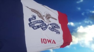 Iowa bayrağı gökyüzünde rüzgarda dalgalanan bayrak direğinde. Iowa Eyaleti Amerika Birleşik Devletleri.