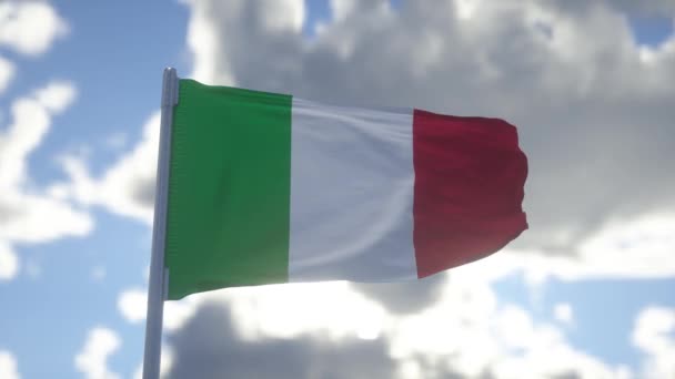 Realistyczna Flaga Włoch Machająca Wietrze Przeciwko Głębokiemu Błękitnemu Niebu — Wideo stockowe
