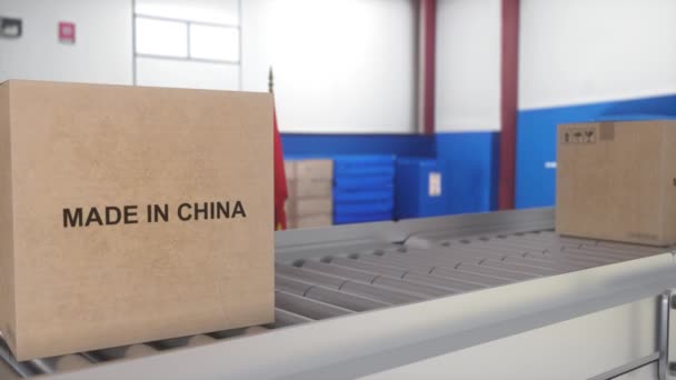 中国の輸入と輸出の概念で作られた ローラーコンベア上の中国からの製品と段ボール箱 — ストック動画