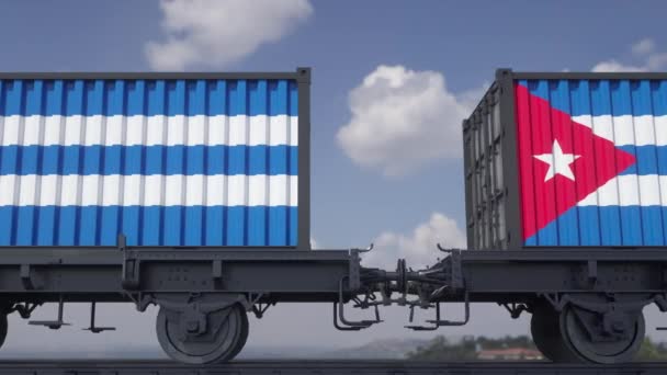 キューバの旗を掲げた列車とコンテナ 鉄道輸送 シームレスループ — ストック動画
