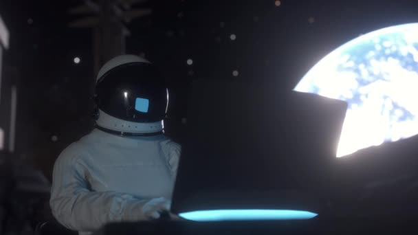 Astronaute Travaille Sur Son Ordinateur Portable Dans Une Colonie Spatiale — Video
