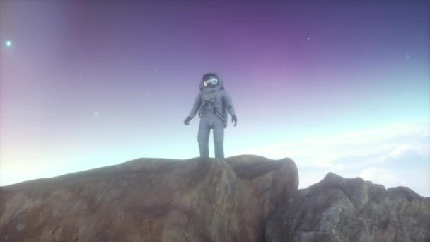 エイリアン惑星の岩の上に立つ宇宙飛行士 ファンタジー 未来的または宇宙旅行の背景のためのアニメーション — ストック動画