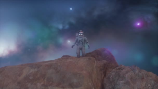 エイリアン惑星の岩の上に立つ宇宙飛行士 未来的または宇宙旅行の背景 — ストック動画