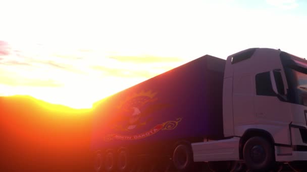 ノースダコタ州 アメリカの国旗を持つ貨物トラック ノースダコタ州のロードまたは倉庫ドックでの荷下ろしからのトラック — ストック動画