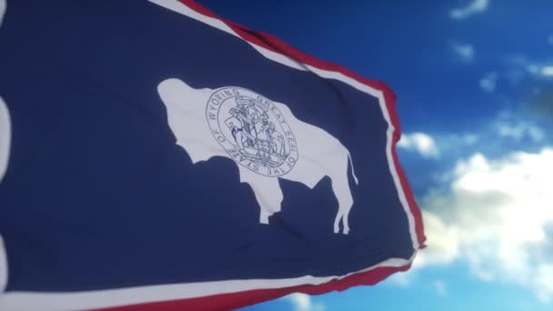 Rüzgarda Dalgalanan Bayrak Direğinde Wyoming Bayrağı Mavi Gökyüzü Arka Planı — Stok video