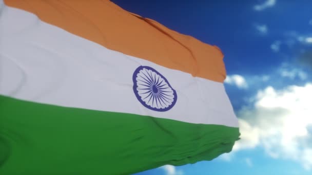 Реалистичный Флаг Индии Машущий Ветром Фоне Глубокого Голубого Неба — стоковое видео