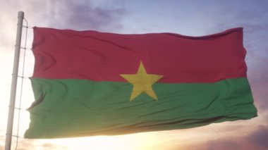 Burkina Faso bayrağı gökyüzü arka planında dalgalanıyor. Burkina Faso 'nun bayrağı rüzgarda, gökyüzünde ve arka planda dalgalanıyor. Burkina Faso Bayrak Videosu.