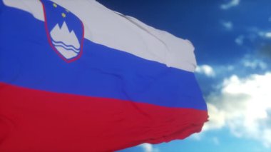 Slovenya bayrağı derin mavi gökyüzüne karşı rüzgarda dalgalanıyor. Ulusal tema, uluslararası konsept.
