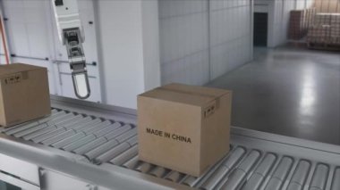 Robot kol, Çin yapımı karton kutuyu alıyor. Çin 'den gelen ürünlerle dolu karton kutular..