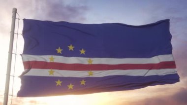 Cape Verde 'nin bayrağı güzel gökyüzüne doğru esen rüzgara karşı.