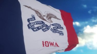 Iowa bayrağı gökyüzünde rüzgarda dalgalanan bayrak direğinde. Iowa Eyaleti Amerika Birleşik Devletleri.