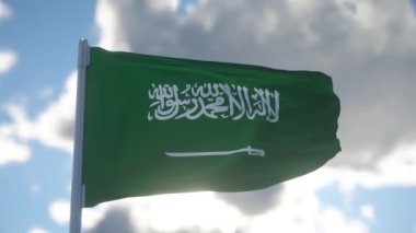 Suudi Arabistan ulusal bayrağı rüzgarda dalgalanıyor. Shahada 'lı yeşil alan ve Thuluth senaryosunda kılıç.