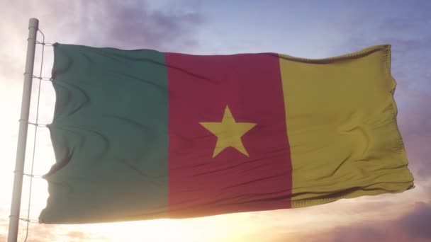 Σημαία Του Καμερούν Κυματίζει Στον Άνεμο Ενάντια Στον Όμορφο Ουρανό — Αρχείο Βίντεο