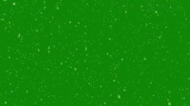 Kar taneleri örtüşüyor, yeşil ekran arkaplan. Kış, yavaşça düşen kar etkisi.