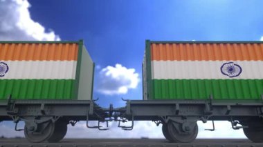 Hindistan bayrağı taşıyan tren ve konteynırlar. Demiryolu taşımacılığı.