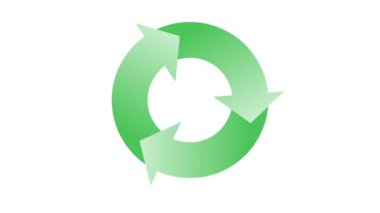 Geri dönüşüm sembolü. Beyaz arkaplan ve yeşil ekran üzerinde üç ok animasyonu ile yeşil dönen daire.