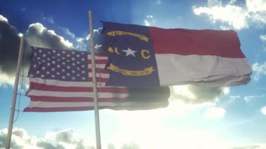 Kuzey Carolina eyaletinin bayrakları Amerika Birleşik Devletleri bayrağıyla birlikte dalgalanıyor. Arka planda açık bir gökyüzü var..