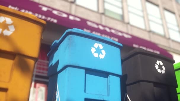 カラフルでプラスチック製のゴミ箱で ロゴをリサイクルし 無限のループでストリートバックに並んでいます リサイクル 廃棄物の分類 省エネのシンボル — ストック動画